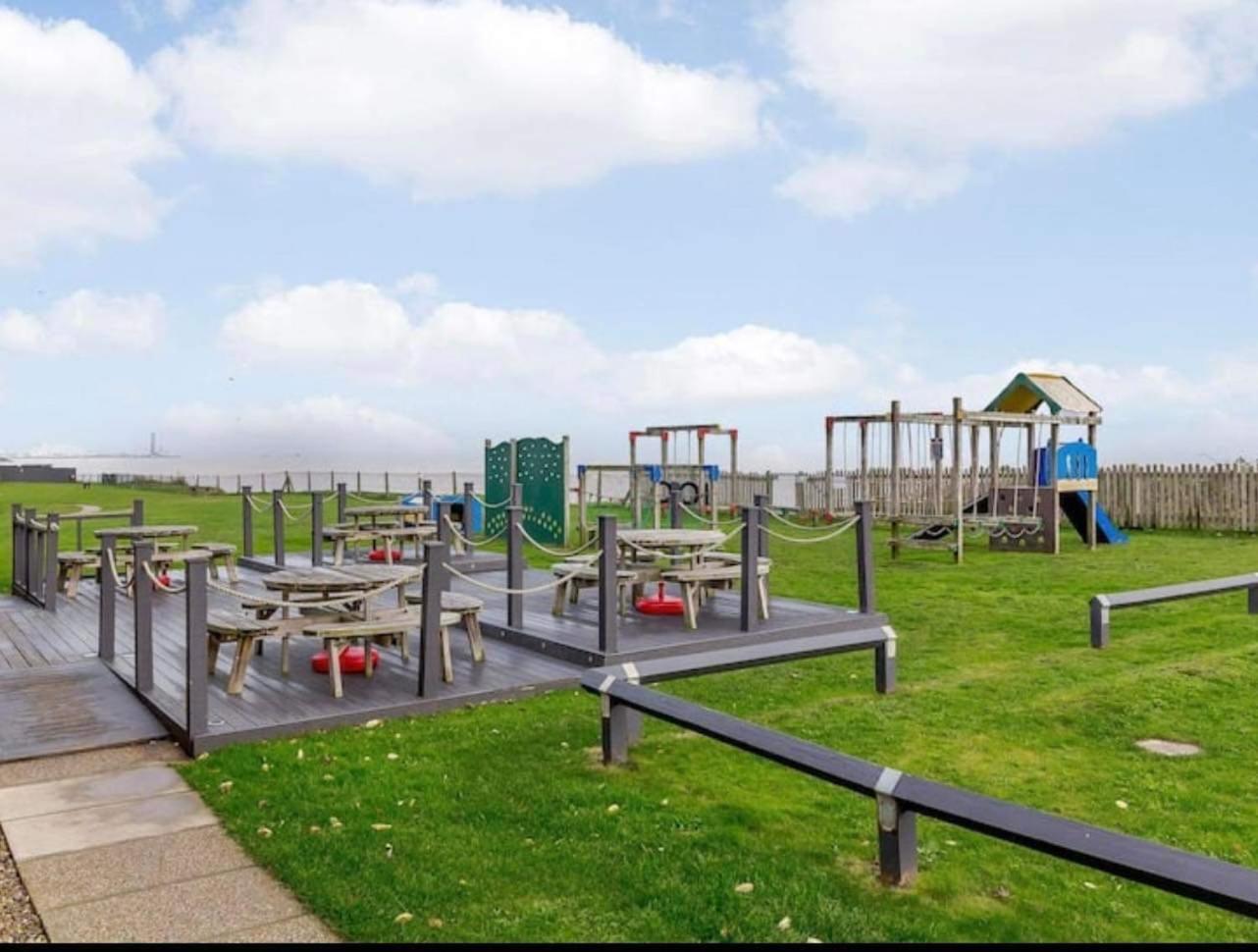 Villa Sea View 3-Bed Heated Pool Eat Bar Kids Park Lowestoft Exteriör bild