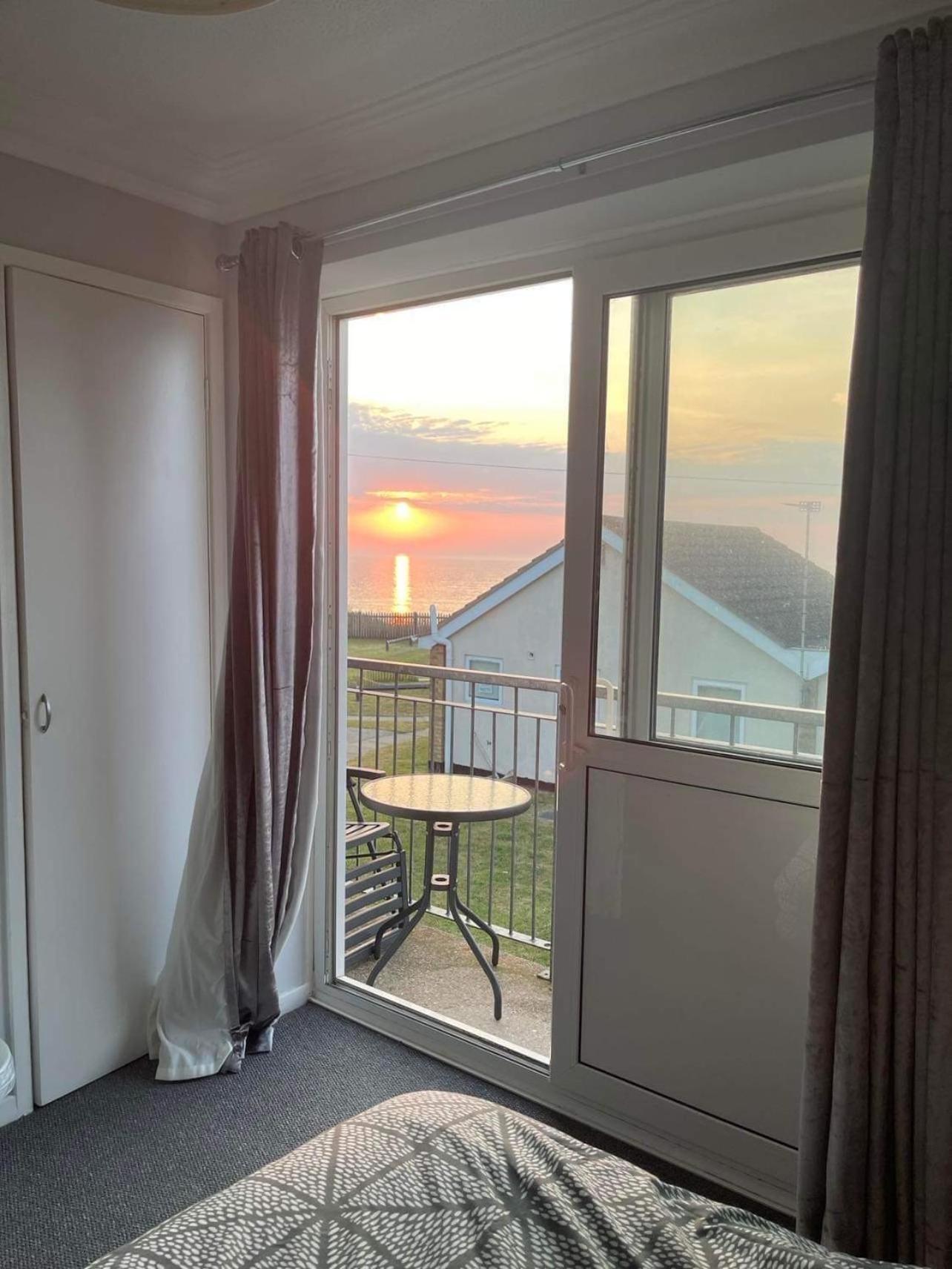 Villa Sea View 3-Bed Heated Pool Eat Bar Kids Park Lowestoft Exteriör bild